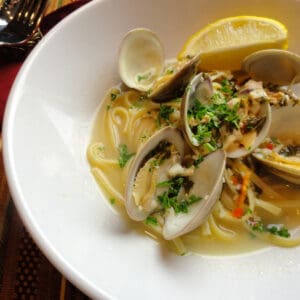 A bowl of delicious fresh clam spaghetti.