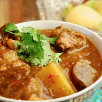 A garnished bowl of chicken Vindaloo.