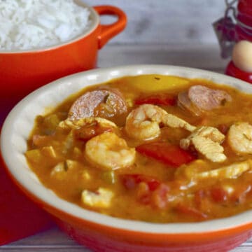 A bowl of Gumbolaya with with white rice.