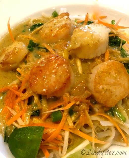 Thai Curry Scallop with Spinach and Rice Noodle