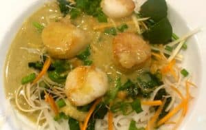 Thai Curry Scallop with Spinach and Rice Noodle